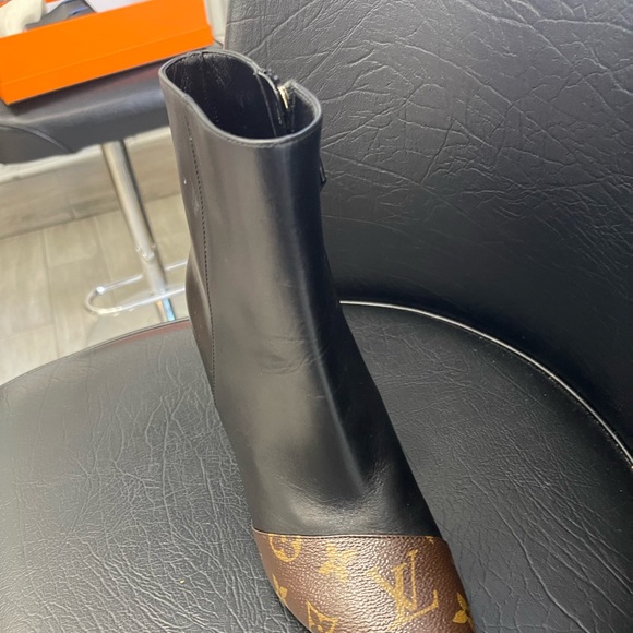 Selling brand new pair of Louis Vuitton heels in a womens sz 37- 1/2 - Picture 3 of 5